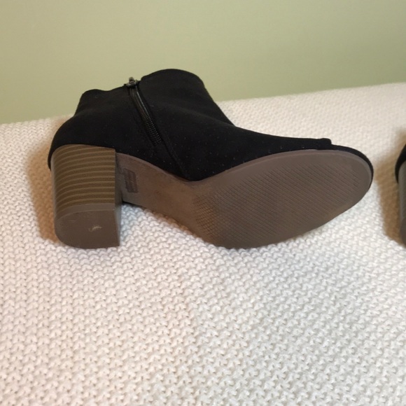 Old Navy Black Faux Suede Booties, Sz 6 - Picture 8 of 8